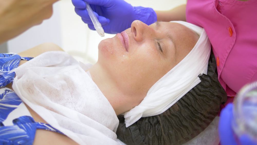 An Honest Overview Of The Jet Peel Facial That Stars Love